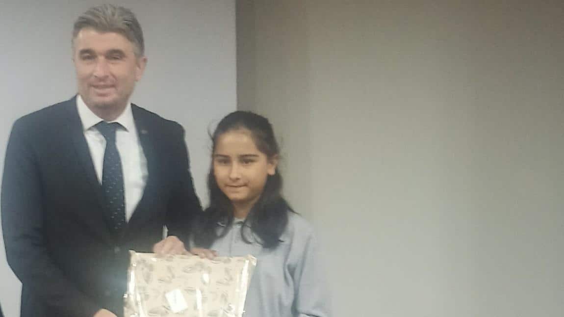 7/A sınıfından Ümmü Gül AYTAN, İstiklâl Marşı Şiir yazma yarışmasında ilçe 2.'si olmuştur. Ödülünü Belediye Başkanı: Hüseyin TOSUN'dan almıştır.